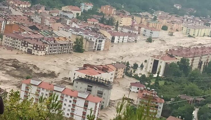 Kastamonu’da sel felaketi! Vatandaşlar çatılara çıktı